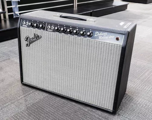 Fender - '65 Deluxe Reverb Amplifier 2